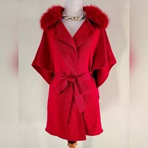LA Fiotentina Elegant Red Cape with Fur Trim One Size